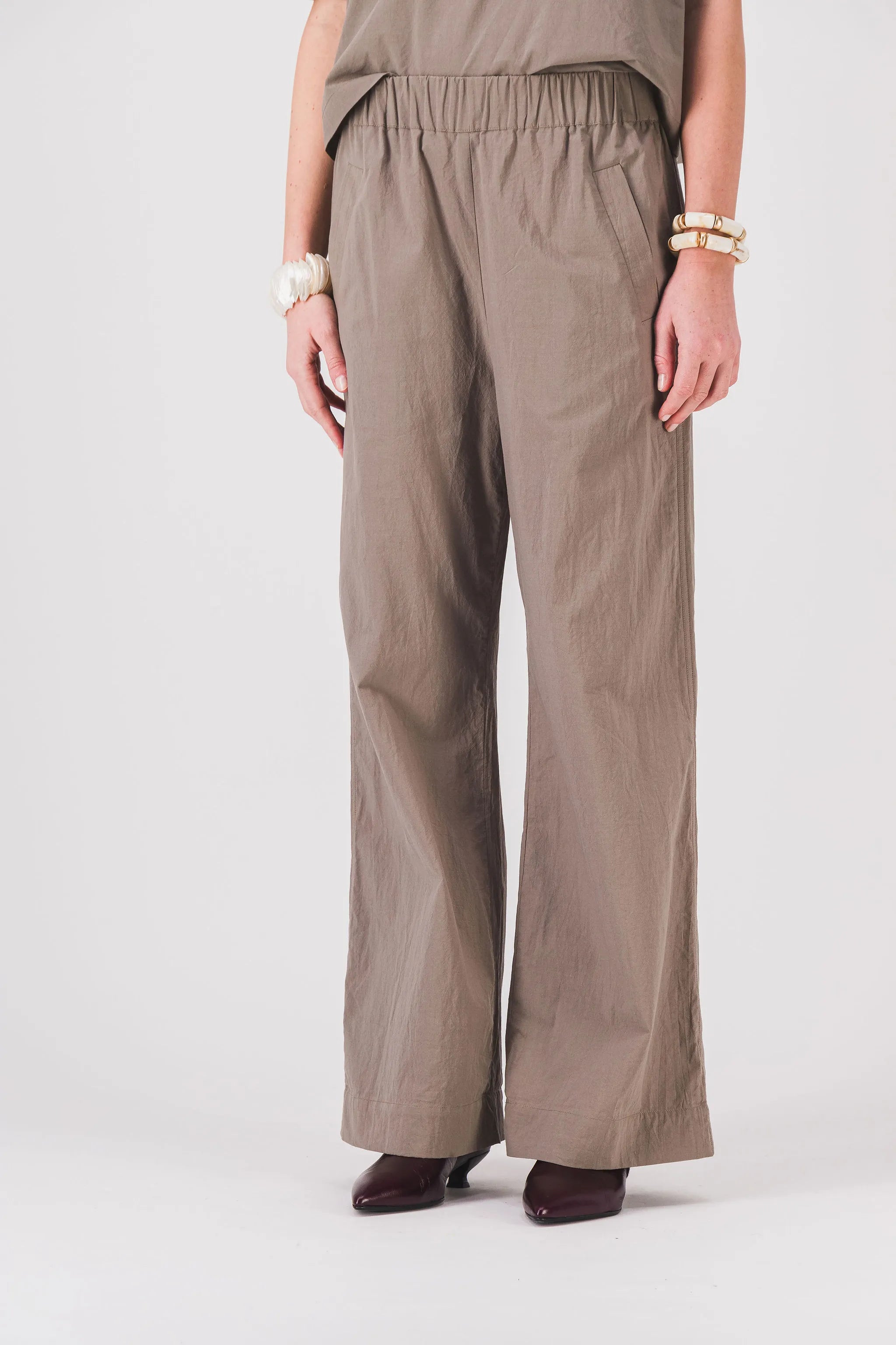 pantalon_femme_ample_kaki_pantalon_finn_pe25
