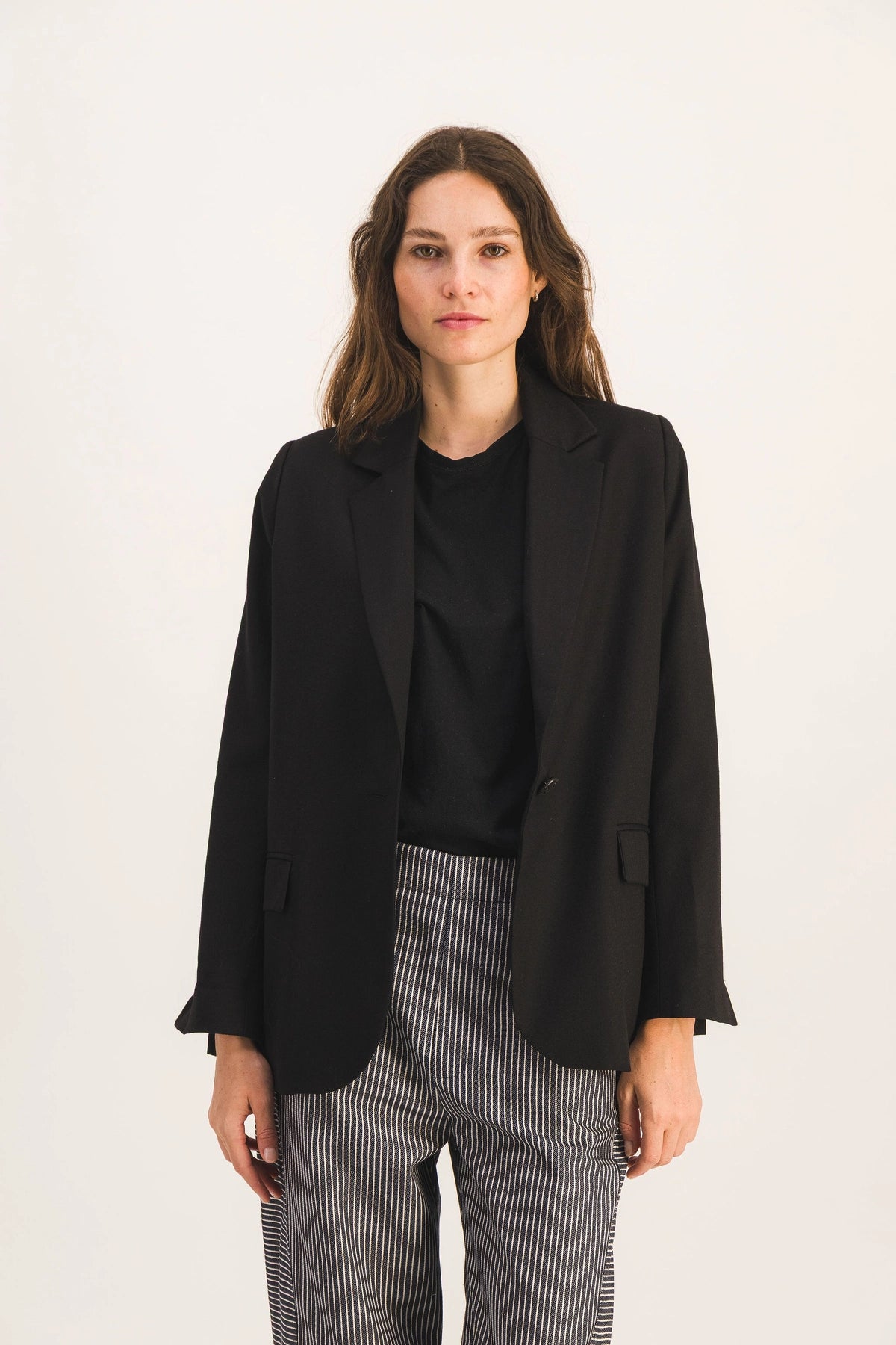 Blazer-noir-laine-lois-noire4_d228c70a-4499-4ee9-9529-110b2743a082.webp