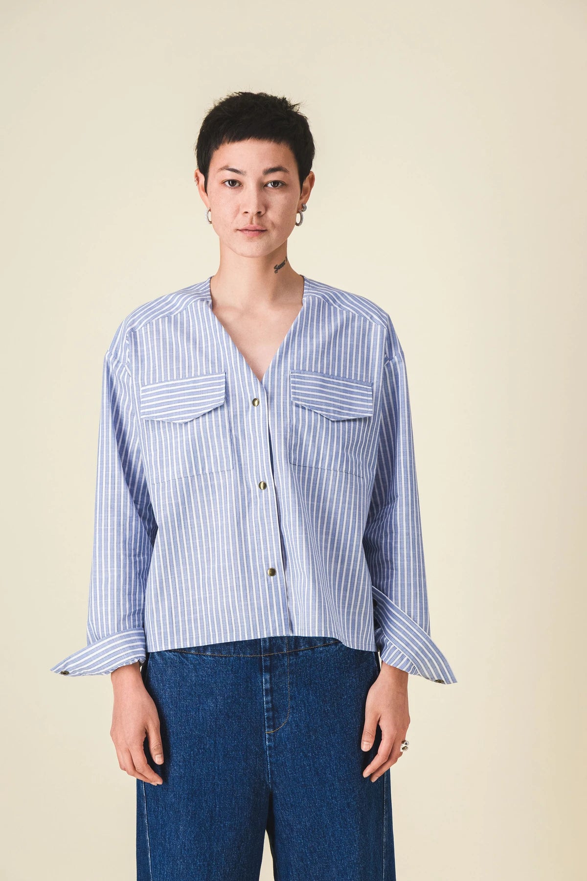 Chemise-courte-bleue-brad_Ah25bd_4_223c3712-2af3-4788-a1bd-080e5fa2e64e.webp