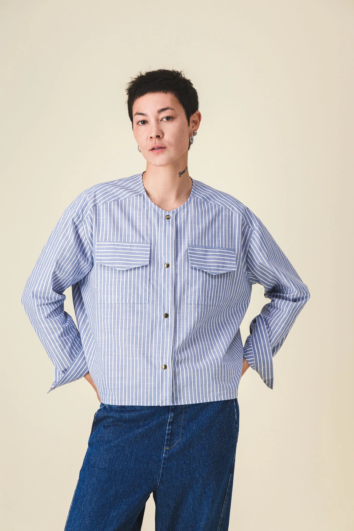 Chemise-courte-bleue-brad_Ah25bd_6_74f3cb4a-afa7-426e-a25e-3afb708d66f3.webp