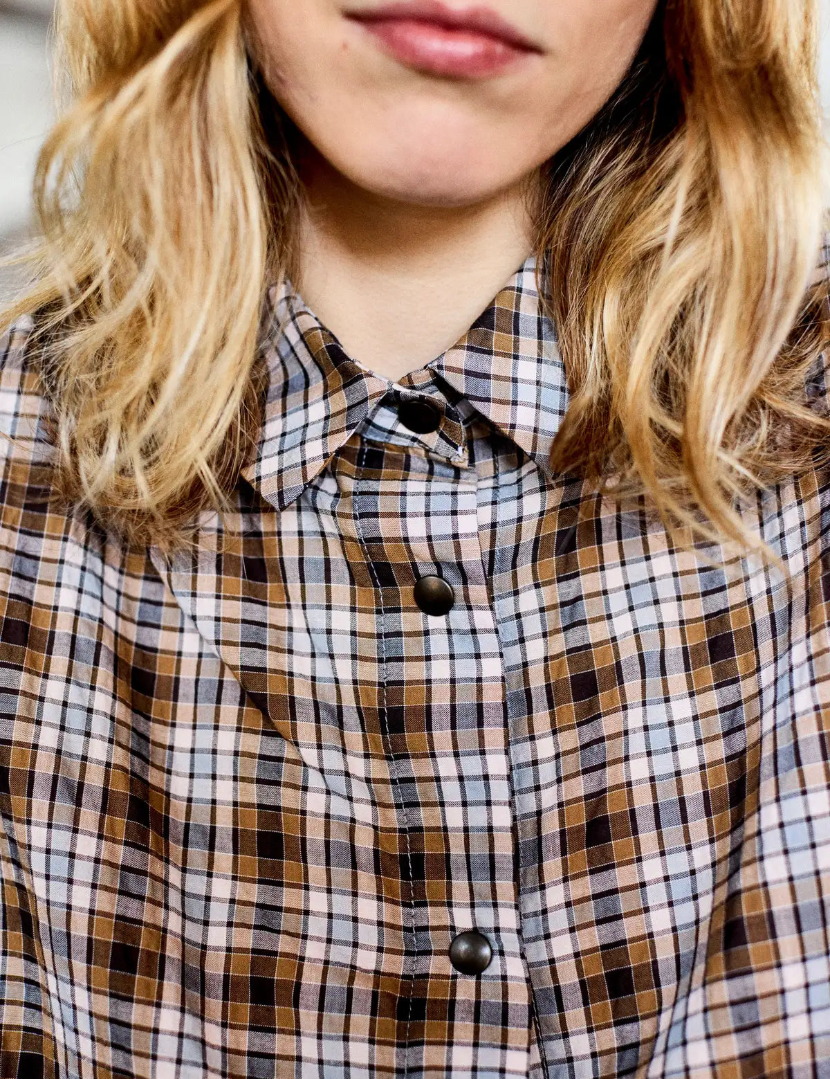 Chemise-femme-carreaux-marron-neil_Ah25_7.webp