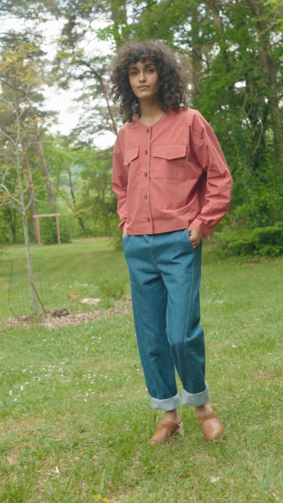 Elisabeth mannequin dans la mode et son jean Esteban