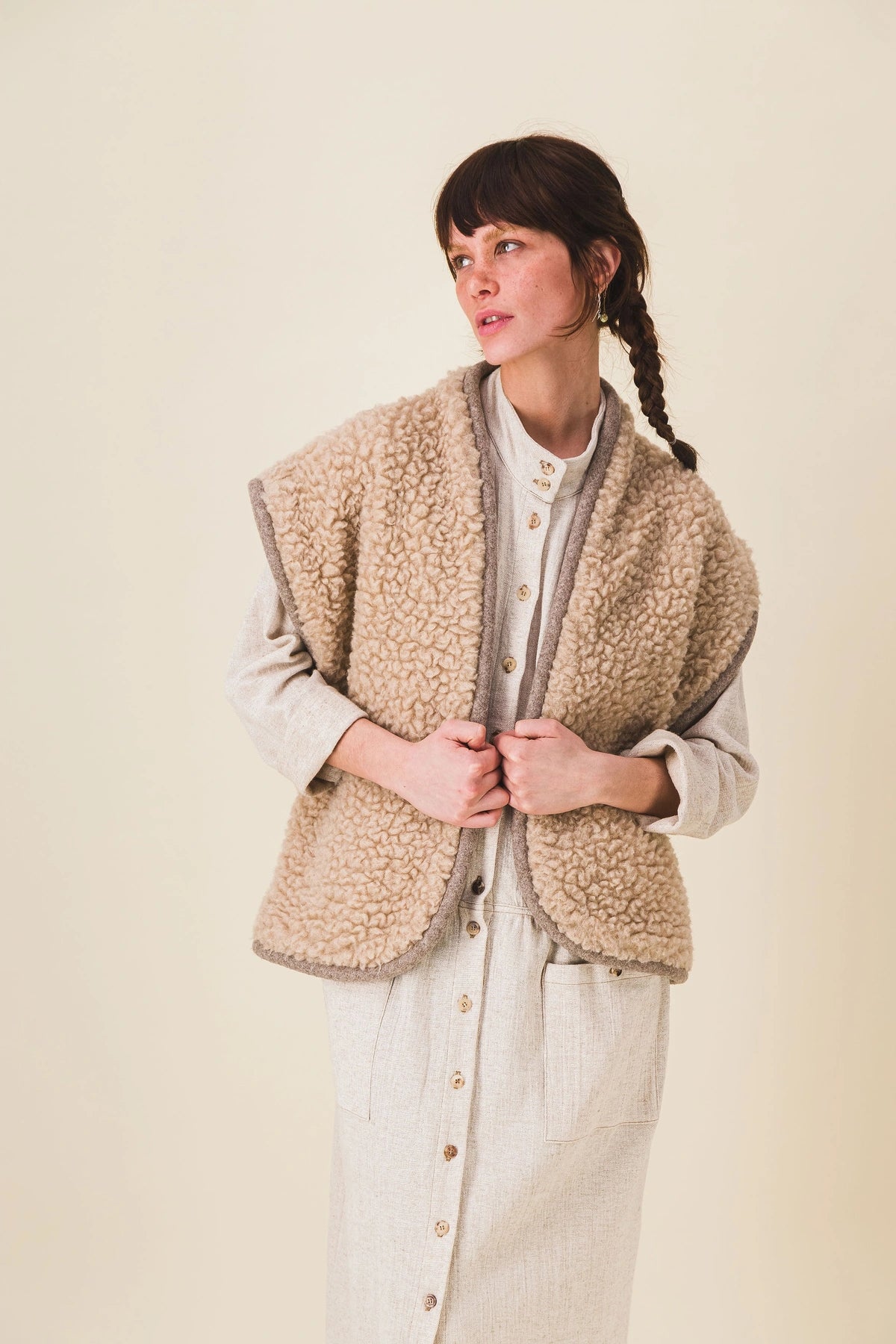 Gilet-sans-manche-femme-moumoute-reina_Ah25_5.webp