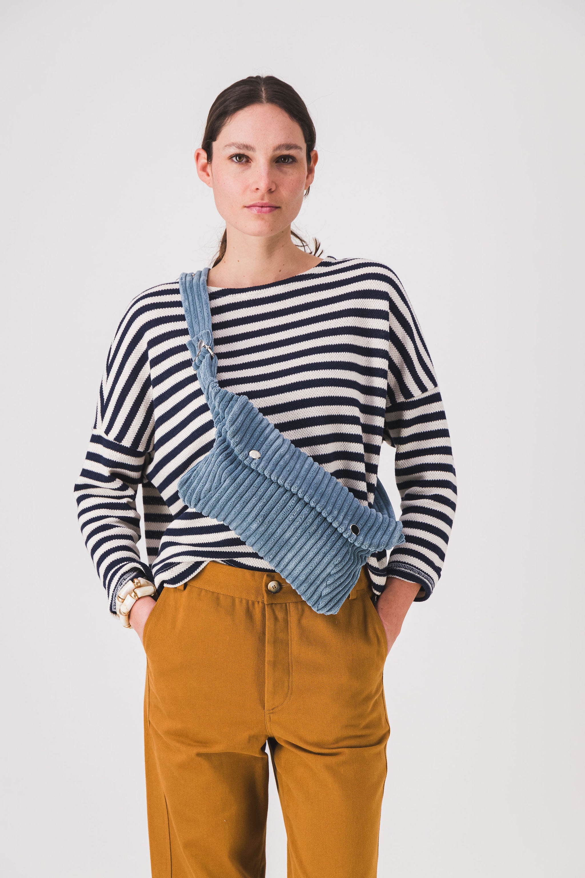 Sac_banane_femme_bleue_en_velours_cotele_taille_XL_julie_PE25_2.jpg