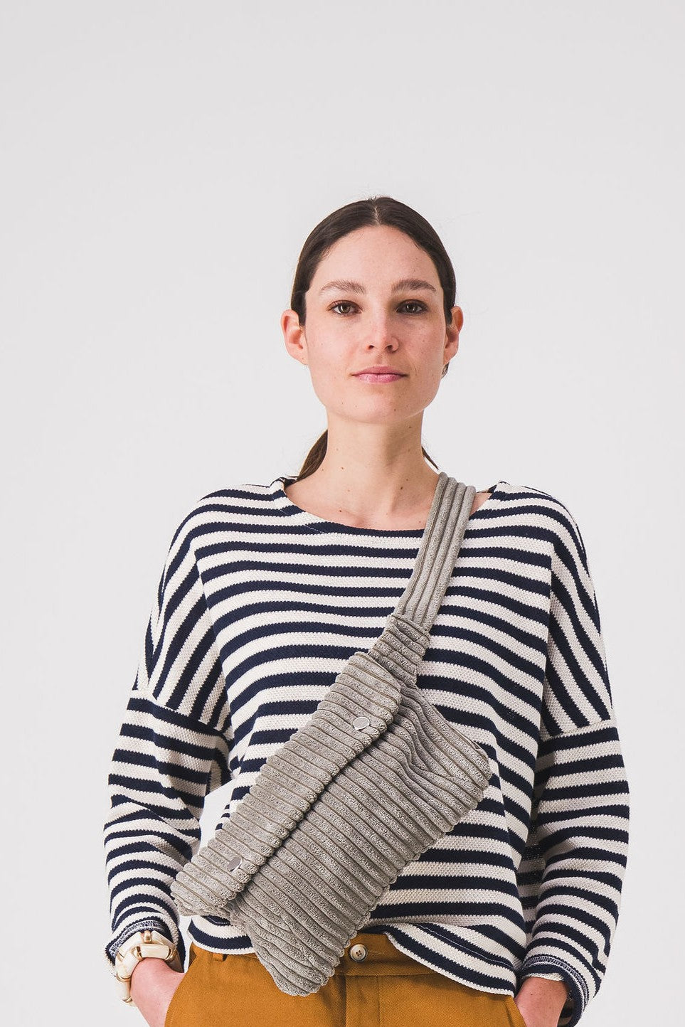 Sac_banane_femme_gris_en_velours_cotele_taille_XL_marina_PE25.jpg